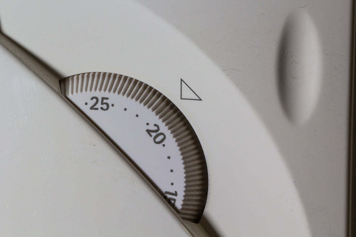temperature control dial showing numbers 25 and 20